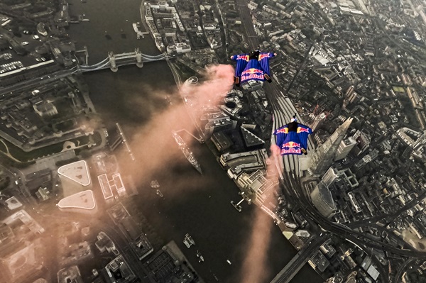 Skydivers Red Bull Fly Through London’s Tower Bridge in World First