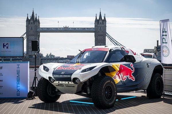 Carlos Sainz and Catie Munnings driven “to push the limits of Extreme H’s hydrogen-powered car